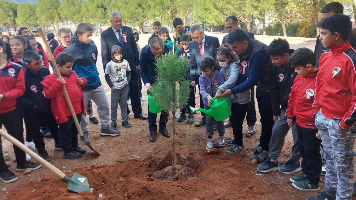 Okulumuzda 24 Kasım Öğretmenler Günü Dolayısıyla Ağaç Dikimi Etkinliği Gerçekleştirildi